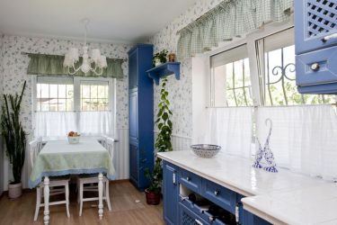 A combinação de papel de parede e móveis no interior da sala de estar / quarto / cozinha / berçário. Quão importante é a escolha?
