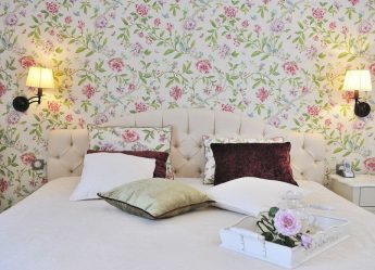 A combinação de papel de parede e móveis no interior da sala de estar / quarto / cozinha / berçário. Quão importante é a escolha?