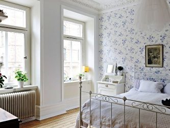 A combinação de papel de parede e móveis no interior da sala de estar / quarto / cozinha / berçário. Quão importante é a escolha?