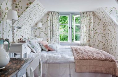 A combinação de papel de parede e móveis no interior da sala de estar / quarto / cozinha / berçário. Quão importante é a escolha?