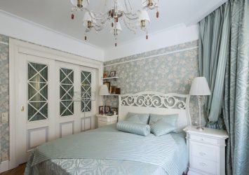 A combinação de papel de parede e móveis no interior da sala de estar / quarto / cozinha / berçário. Quão importante é a escolha?