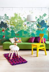 A combinação de papel de parede e móveis no interior da sala de estar / quarto / cozinha / berçário. Quão importante é a escolha?