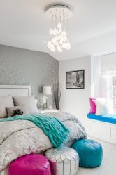 A combinação de papel de parede e móveis no interior da sala de estar / quarto / cozinha / berçário. Quão importante é a escolha?