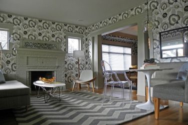 A combinação de papel de parede e móveis no interior da sala de estar / quarto / cozinha / berçário. Quão importante é a escolha?