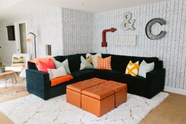 A combinação de papel de parede e móveis no interior da sala de estar / quarto / cozinha / berçário. Quão importante é a escolha?