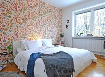 A combinação de papel de parede e móveis no interior da sala de estar / quarto / cozinha / berçário. Quão importante é a escolha?