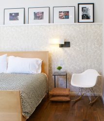 A combinação de papel de parede e móveis no interior da sala de estar / quarto / cozinha / berçário. Quão importante é a escolha?