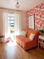 A combinação de papel de parede e móveis no interior da sala de estar / quarto / cozinha / berçário. Quão importante é a escolha?