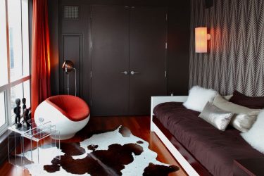 A combinação de papel de parede e móveis no interior da sala de estar / quarto / cozinha / berçário. Quão importante é a escolha?