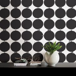 A combinação de papel de parede e móveis no interior da sala de estar / quarto / cozinha / berçário. Quão importante é a escolha?