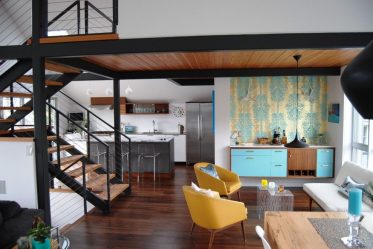 A combinação de papel de parede e móveis no interior da sala de estar / quarto / cozinha / berçário. Quão importante é a escolha?