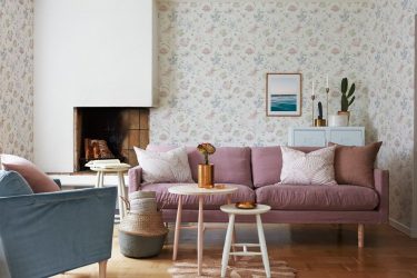 A combinação de papel de parede e móveis no interior da sala de estar / quarto / cozinha / berçário. Quão importante é a escolha?