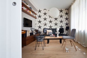 A combinação de papel de parede e móveis no interior da sala de estar / quarto / cozinha / berçário. Quão importante é a escolha?