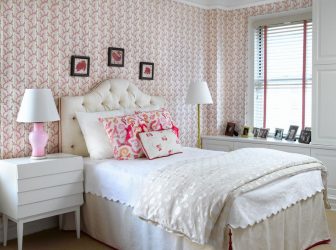 A combinação de papel de parede e móveis no interior da sala de estar / quarto / cozinha / berçário. Quão importante é a escolha?