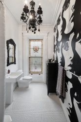 A combinação de papel de parede e móveis no interior da sala de estar / quarto / cozinha / berçário. Quão importante é a escolha?