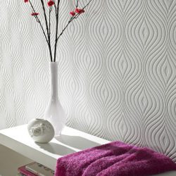 A combinação de papel de parede e móveis no interior da sala de estar / quarto / cozinha / berçário. Quão importante é a escolha?