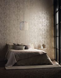 A combinação de papel de parede e móveis no interior da sala de estar / quarto / cozinha / berçário. Quão importante é a escolha?