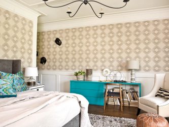 A combinação de papel de parede e móveis no interior da sala de estar / quarto / cozinha / berçário. Quão importante é a escolha?
