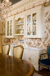 A combinação de papel de parede e móveis no interior da sala de estar / quarto / cozinha / berçário. Quão importante é a escolha?