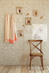 A combinação de papel de parede e móveis no interior da sala de estar / quarto / cozinha / berçário. Quão importante é a escolha?