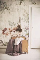 A combinação de papel de parede e móveis no interior da sala de estar / quarto / cozinha / berçário. Quão importante é a escolha?