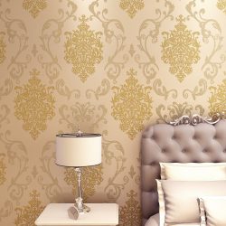 A combinação de papel de parede e móveis no interior da sala de estar / quarto / cozinha / berçário. Quão importante é a escolha?