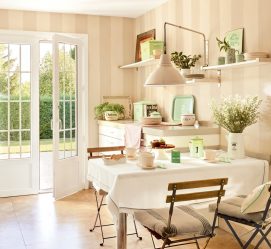 A combinação de papel de parede e móveis no interior da sala de estar / quarto / cozinha / berçário. Quão importante é a escolha?