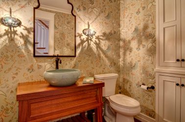 A combinação de papel de parede e móveis no interior da sala de estar / quarto / cozinha / berçário.Quão importante é a escolha?