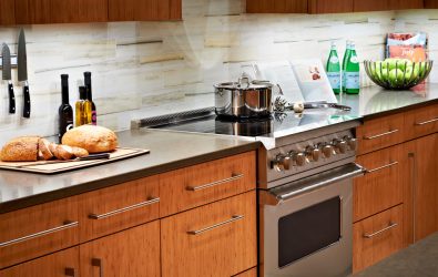 A combinação de papel de parede e móveis no interior da sala de estar / quarto / cozinha / berçário. Quão importante é a escolha?