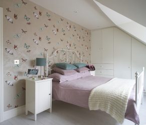 A combinação de papel de parede e móveis no interior da sala de estar / quarto / cozinha / berçário. Quão importante é a escolha?