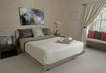 A combinação de papel de parede e móveis no interior da sala de estar / quarto / cozinha / berçário. Quão importante é a escolha?