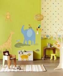 A combinação de papel de parede e móveis no interior da sala de estar / quarto / cozinha / berçário. Quão importante é a escolha?