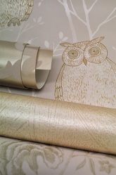 A combinação de papel de parede e móveis no interior da sala de estar / quarto / cozinha / berçário. Quão importante é a escolha?