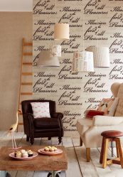 A combinação de papel de parede e móveis no interior da sala de estar / quarto / cozinha / berçário. Quão importante é a escolha?