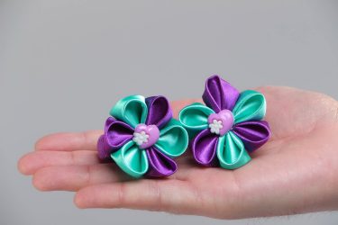 Como fazer uma flor a partir de uma fita Fazer as suas próprias mãos (mais de 90 fotos): Aulas Master simples para criar um Bud bonito