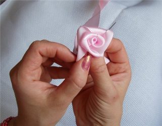 Como fazer uma flor a partir de uma fita Fazer as suas próprias mãos (mais de 90 fotos): Aulas Master simples para criar um Bud bonito