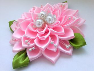 Como fazer uma flor a partir de uma fita Fazer as suas próprias mãos (mais de 90 fotos): Aulas Master simples para criar um Bud bonito