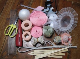 Como fazer uma flor a partir de uma fita Fazer as suas próprias mãos (mais de 90 fotos): Aulas Master simples para criar um Bud bonito