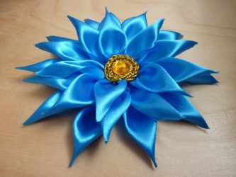 Como fazer uma flor a partir de uma fita Fazer as suas próprias mãos (mais de 90 fotos): Aulas Master simples para criar um Bud bonito