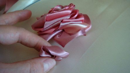 Como fazer uma flor a partir de uma fita Fazer as suas próprias mãos (mais de 90 fotos): Aulas Master simples para criar um Bud bonito
