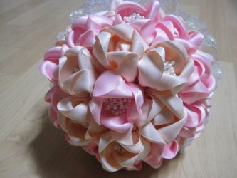 Como fazer uma flor a partir de uma fita Fazer as suas próprias mãos (mais de 90 fotos): Aulas Master simples para criar um Bud bonito