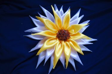 Como fazer uma flor a partir de uma fita Fazer as suas próprias mãos (mais de 90 fotos): Aulas Master simples para criar um Bud bonito
