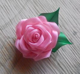 Como fazer uma flor a partir de uma fita Fazer as suas próprias mãos (mais de 90 fotos): Aulas Master simples para criar um Bud bonito