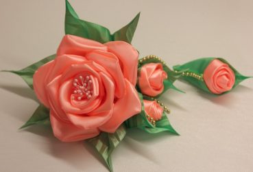 Como fazer uma flor a partir de uma fita Fazer as suas próprias mãos (mais de 90 fotos): Aulas Master simples para criar um Bud bonito