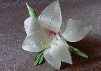 Como fazer uma flor a partir de uma fita Fazer as suas próprias mãos (mais de 90 fotos): Aulas Master simples para criar um Bud bonito