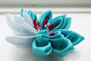 Como fazer uma flor a partir de uma fita Fazer as suas próprias mãos (mais de 90 fotos): Aulas Master simples para criar um Bud bonito