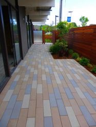 Passarelas no país de telhas de pavimentação - Design de um belo pátio (120+ fotos)