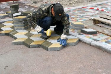 Passarelas no país de telhas de pavimentação - Design de um belo pátio (120+ fotos)