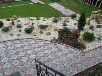 Passarelas no país de telhas de pavimentação - Design de um belo pátio (120+ fotos)