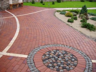Passarelas no país de telhas de pavimentação - Design de um belo pátio (120+ fotos)